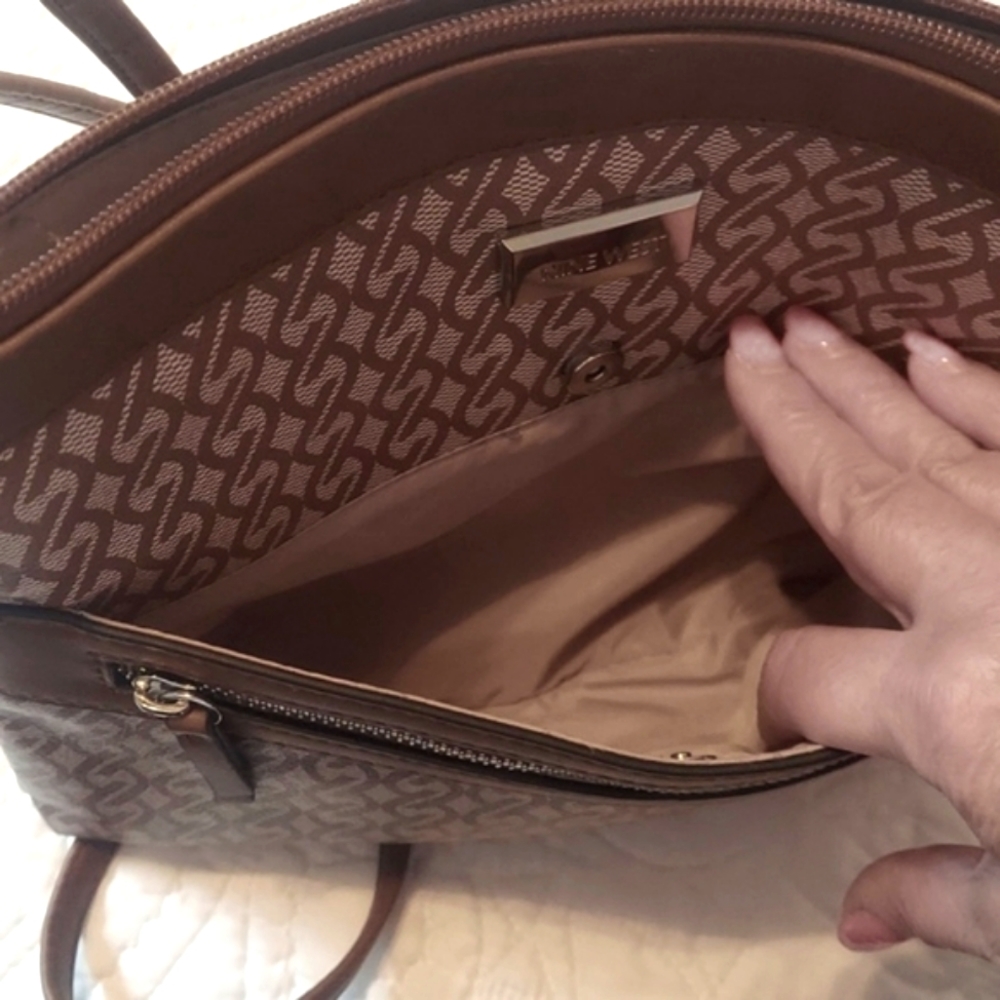 :Nine West Crossbody Bag, Neutral Colors, Like New!I have 2 of these - Picture 6 of 9